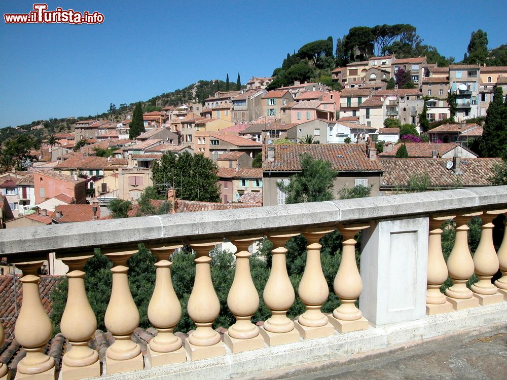 Immagine Le tipiche case di Bormes-les-Mimosas (Francia) viste da una terrazza.