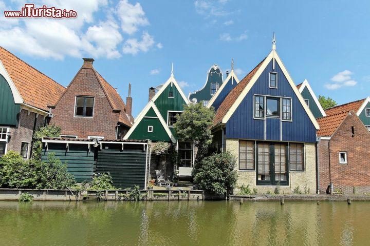 Immagine Le tipiche case di De Rijp il borgo del Noord Holland, uno dei gioielli nascosti dell'Olanda Settentrionale - © HunnyCloverz / Shutterstock.com