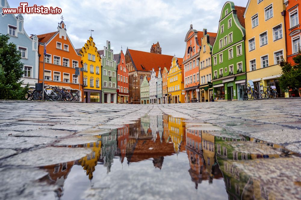 Immagine Le tipiche case gotiche della vecchia Landshut, Baviera, Germania, riflesse in una pozza d'acqua dopo la pioggia.