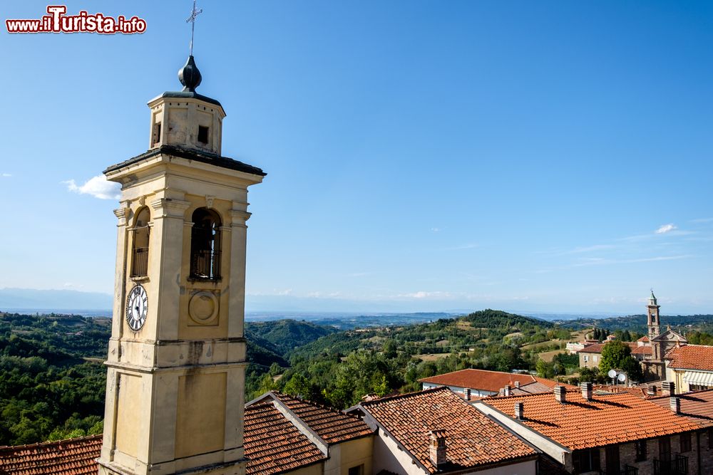 Immagine Le torri campanarie della città di Murazzano, Piemonte. Sullo sfondo, le colline delle Langhe e uno scorcio delle Alpi.