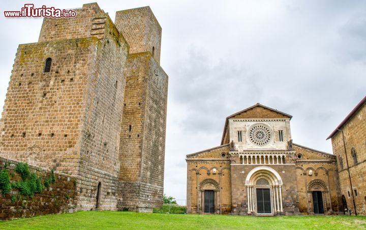 Immagine Le torri di difesa e la Chiesa di San Pietro a Tuscania nel Lazio - © Luca Lorenzelli / Shutterstock.com