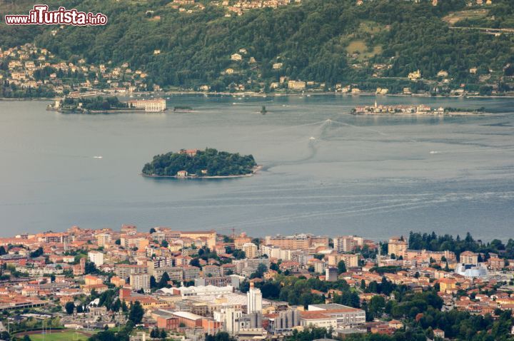 Immagine Le tre principali isole Borremee sul Lago Maggiore: in primo piano l'Isola Madre, a sinistra l'Isola Bella e a destra l'Isola dei Pescatori. La Foto  è scattata dal versante di Pallanza - © Vinicio Tullio / Shutterstock.com