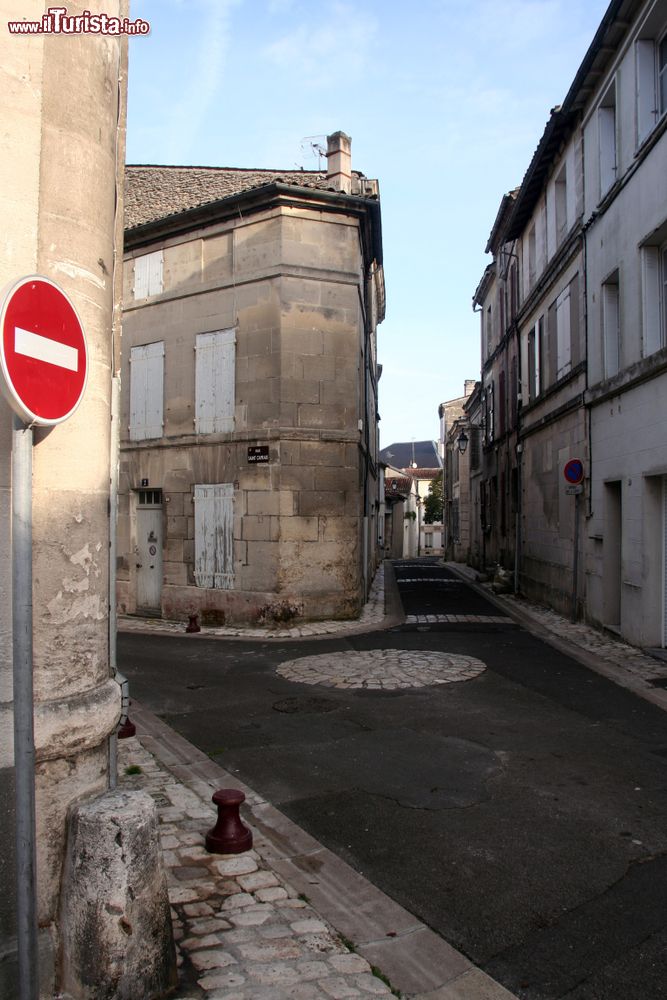 Immagine Le vecchie case della cittadina di Cognac, Francia: uno scorcio del centro storico.