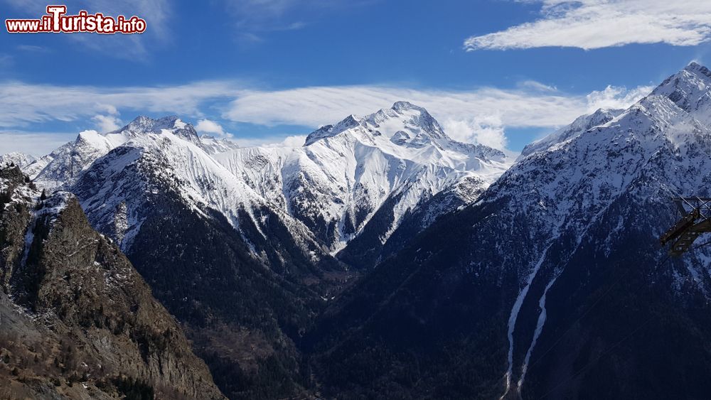 Immagine Le vette dei monti innevati sopra il villaggio di Venosc, Francia.