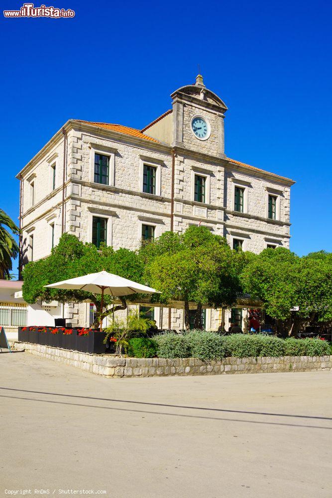 Immagine L'edificio che ospita il Palazzo Municipale di Ston, Dalmazia, Croazia - © RnDmS / Shutterstock.com