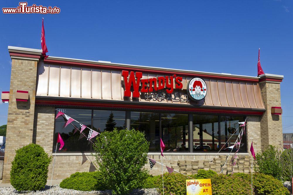 Immagine L'edificio che ospita il Wendy's Retail Location a Indianapolis, Indiana (USA). Si tratta di un ristorante internazionale - © Jonathan Weiss / Shutterstock.com