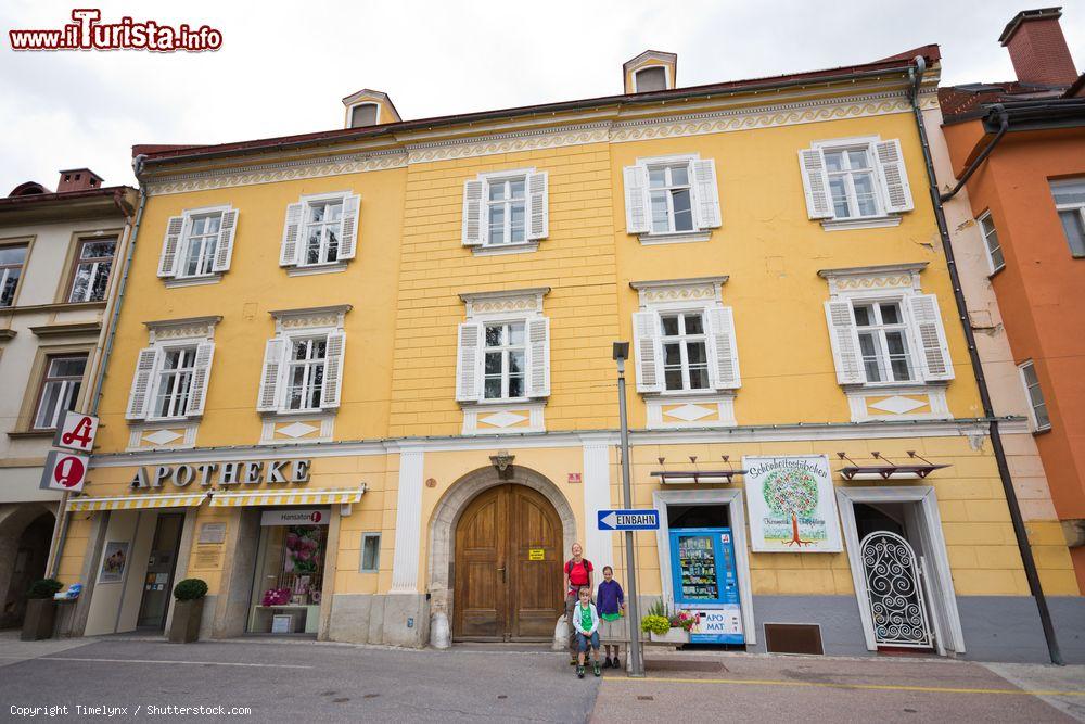 Immagine L'edificio che ospita l'Apothekerhaus a Judenburg, Austria. Il palazzo medievale con due fila di finestre e la grande porta in legno al centro  - © Timelynx / Shutterstock.com