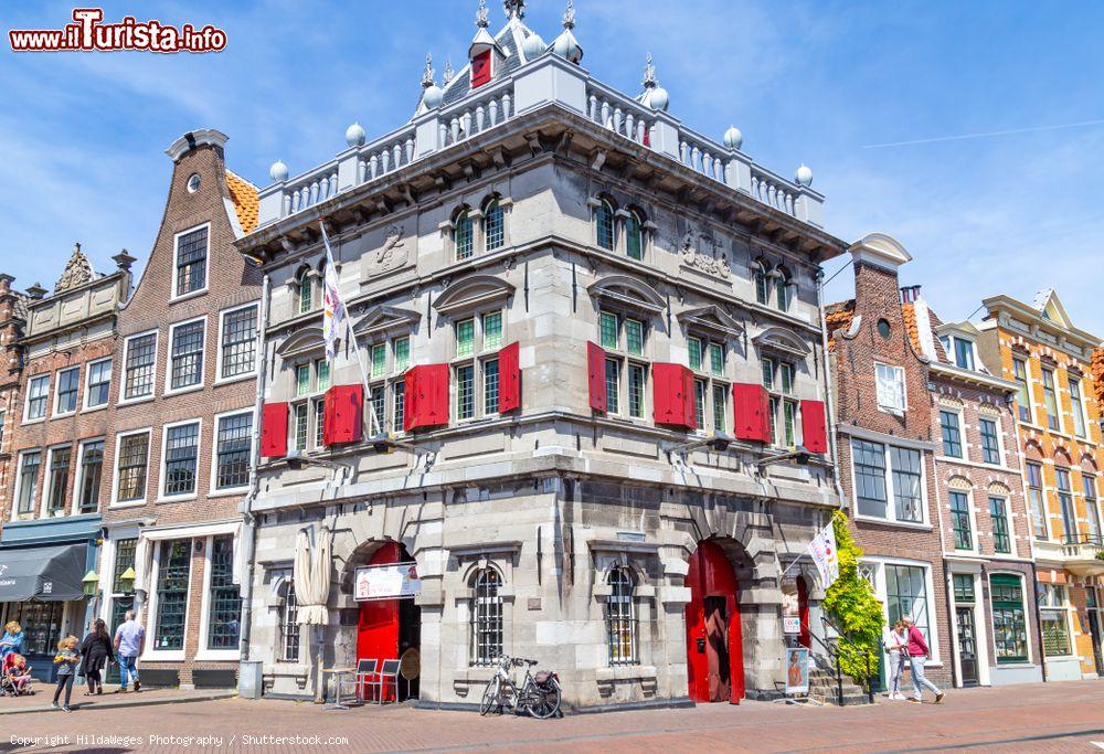 Immagine L'edificio della pesa pubblica (Waegh) di Haarlem (Olanda). Oggi è un caffé per turisti - © HildaWeges Photography / Shutterstock.com