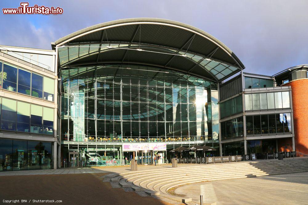 Immagine L'edificio Forum a Norwich, Norfolk, Inghilterra. Costruito nell'ottobre 2001 ospita la sede della Norfolk & Norwich Millennium Library e il centro di informazioni turistiche - © BMA / Shutterstock.com