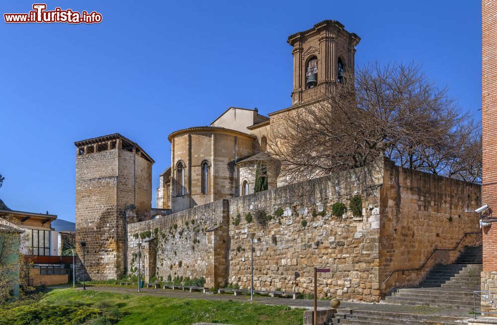 Immagine L'edificio gotico di San Michele nella città di Estella, Spagna.