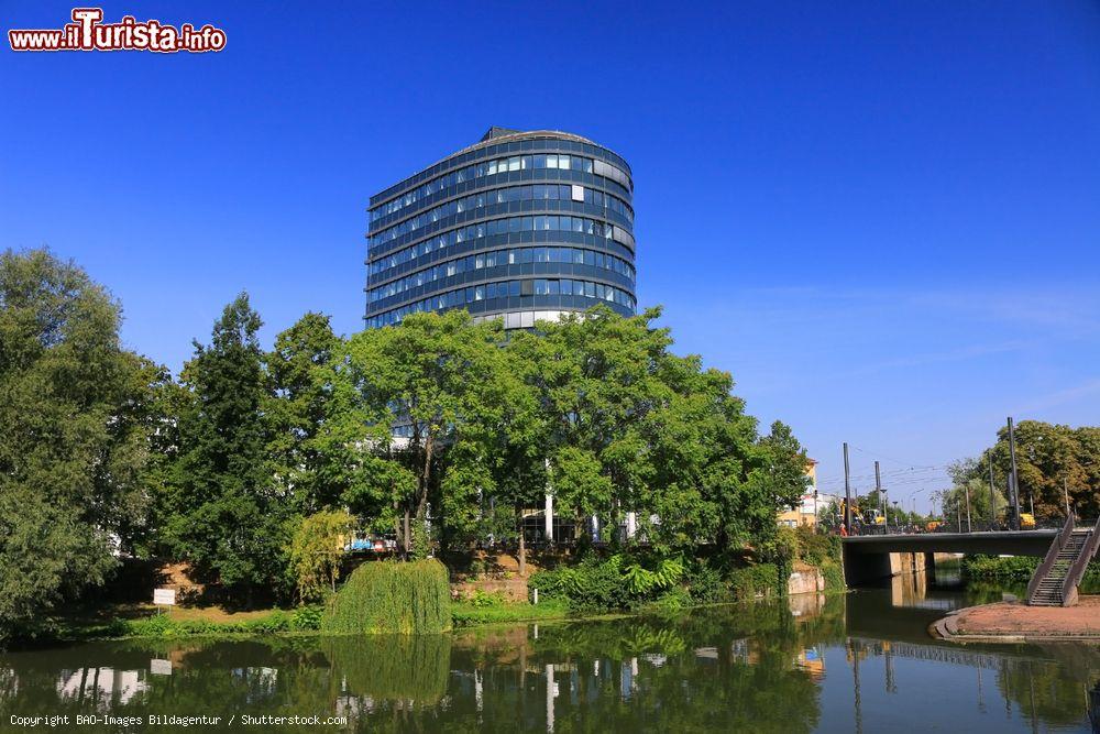 Immagine L'edificio Neckarturm a Heilbronn, Germania, in una giornata di sole - © BAO-Images Bildagentur / Shutterstock.com