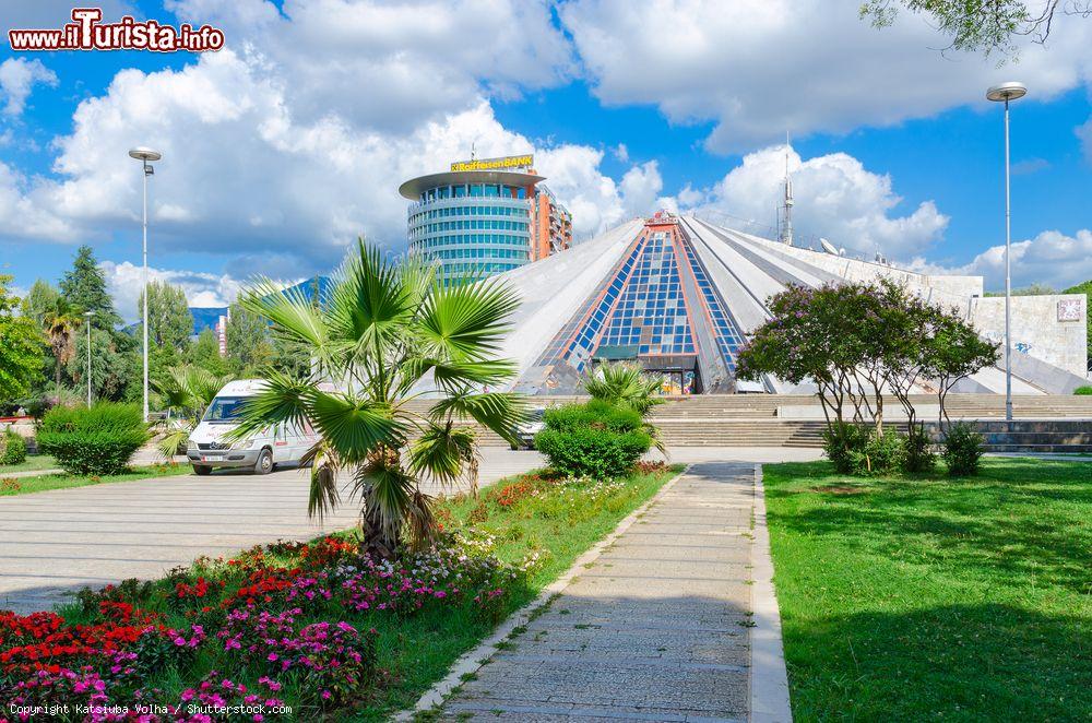 Immagine L'edificio Piramide sul boulevard dei Martiri a Tirana, Albania. Venne costruito come luogo di commemorazione per il dittatore comunista Enver Hoxha - © Katsiuba Volha / Shutterstock.com