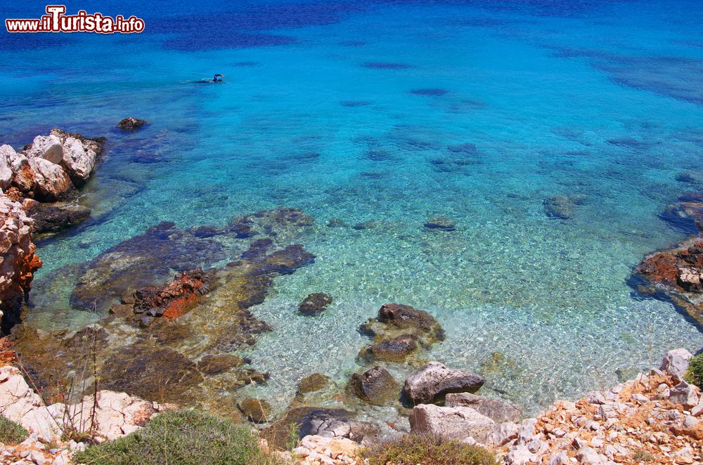 Immagine L'Egeo visto dalla spiaggia di Ftenagia, isola di Chalki, Grecia.