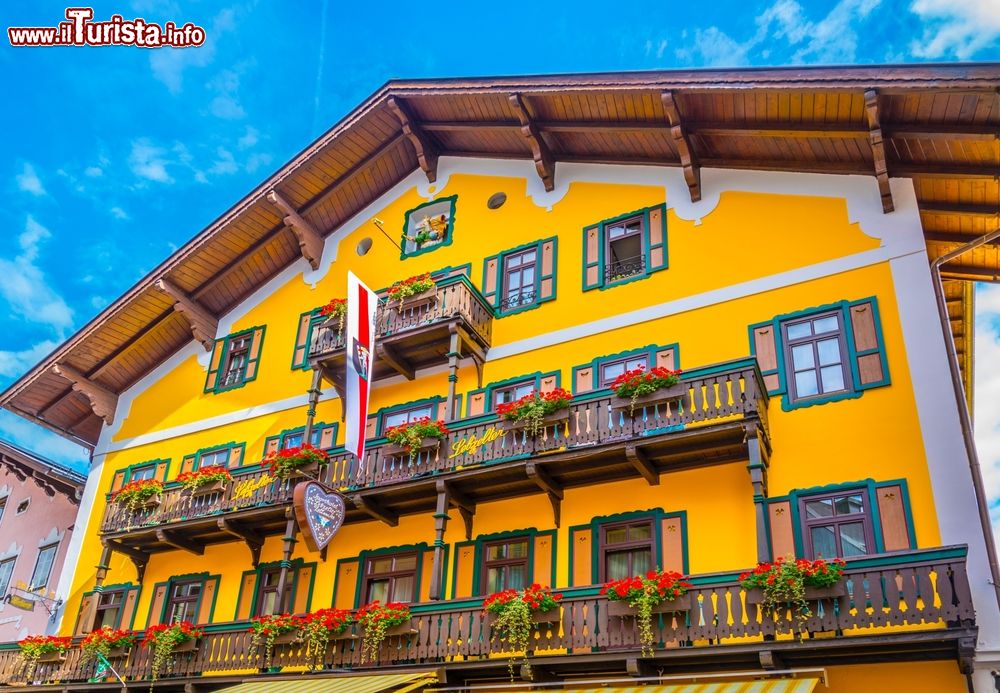 Immagine Legno, decorazioni e fiori impreziosiscono gli edifici di Zell-am-See, Austria.