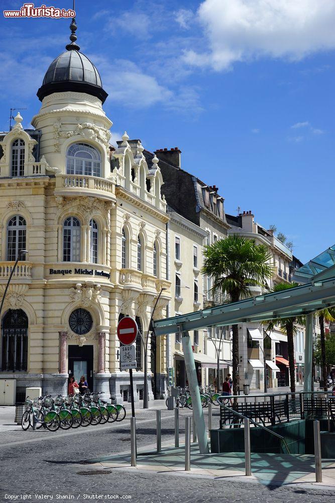 Immagine L'elegante edificio che ospita la Banque Michel Inchauspe a Pau, Francia - © Valery Shanin / Shutterstock.com