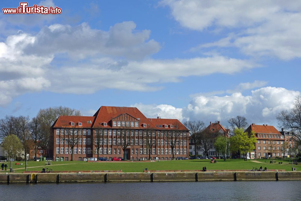 Immagine L'elegante edificio che ospita la Scuola Superiore di Lubecca, Germania.