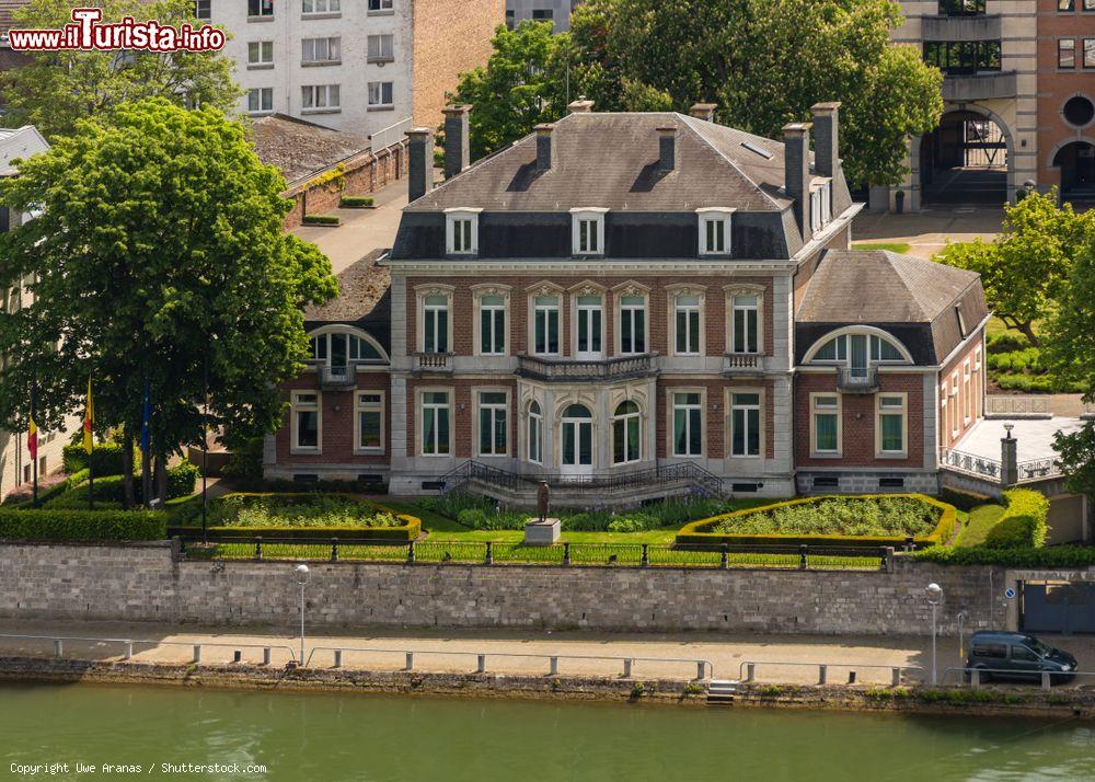 Immagine L'Elysette a Namur, Belgio: qui si trova la sede del governo vallone. Costruito nel 1877, l'edificio deve il suo nome al presidente Guy Spitaels che mantenne buoni rapporti con l'Eliseo - © Uwe Aranas / Shutterstock.com