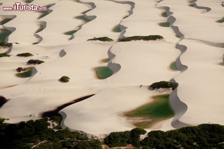 Immagine I Lençois Maranhenses: un sorvolo del Parco Nazionale nello stato del Maranhao (Brasile) eseguito in collaborazione con Embratur.