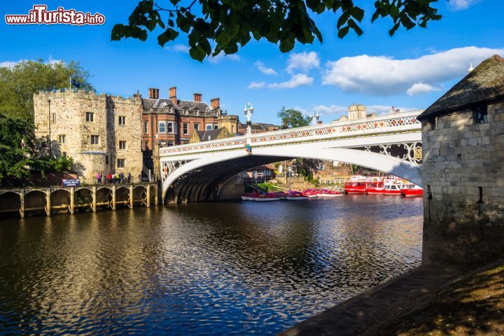 Immagine Il Lendal Bridge visto dalla riva meridionale. La città di York è attraversata da due fiumi: l'Ouse e il Foss - foto © Julietphotography / Shutterstock