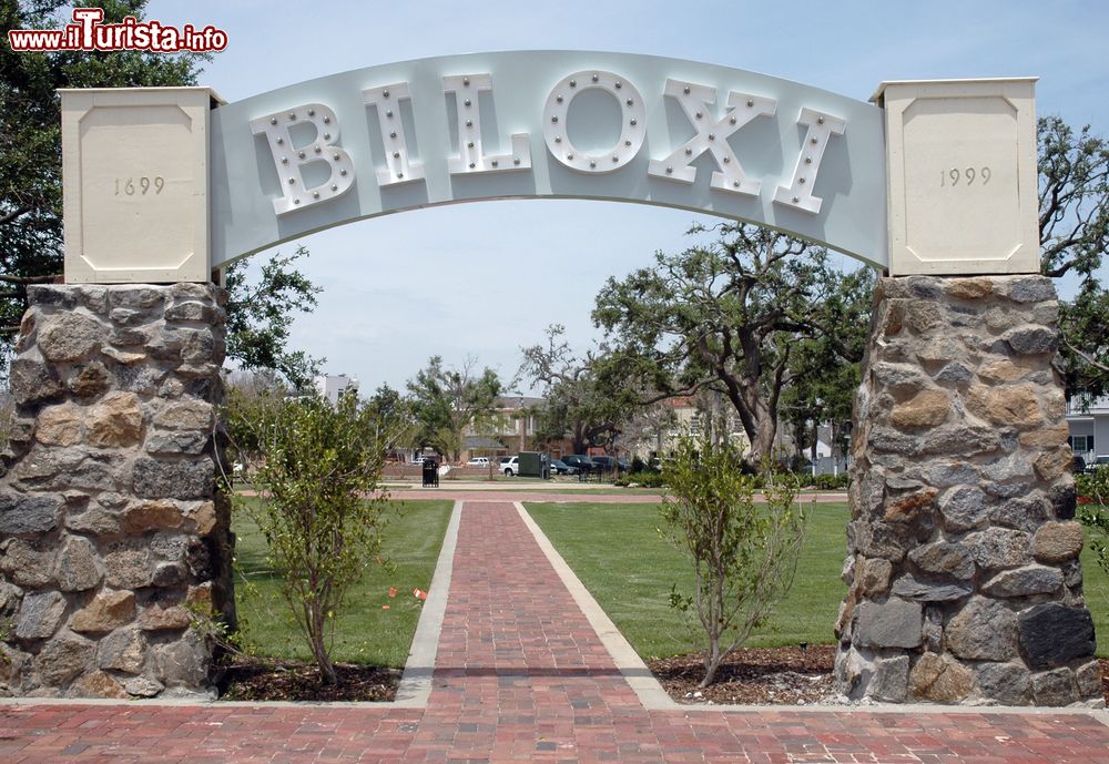 Immagine L'entrata al memorial dell'uragano Katrina a Biloxi, Mississipi, Stati Uniti. E' dedicato alle vittime dell'uragano che ha colpito gli Stati Uniti nell'agosto 2005. Qui sono riportati i nomi delle 170 persone scomparse durante questo tragico evento.