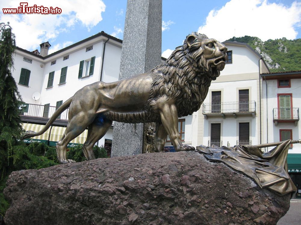 Immagine Leone di bronzo in Piazza a Barzio in Lombardia