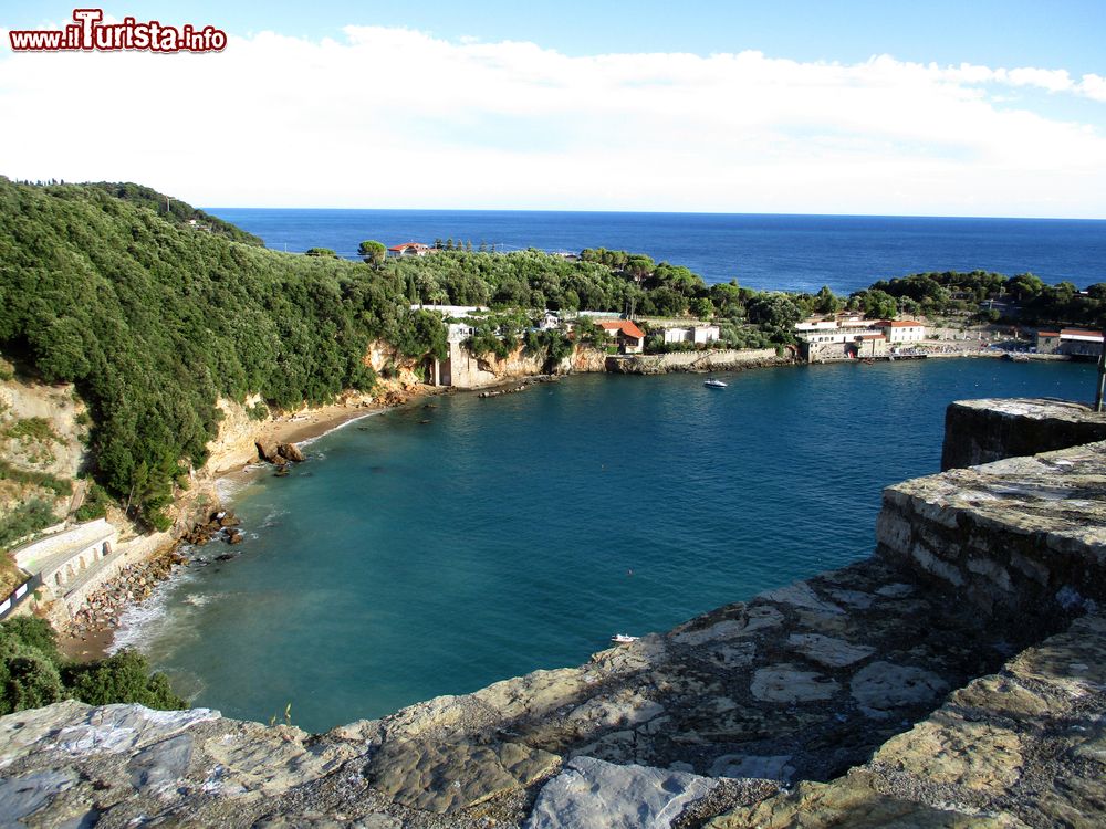 Immagine Lerici: il Mar Tirreno, nella zona delle cosiddette "Cinque Terre", è una delle principali mete turistiche liguri in estate.