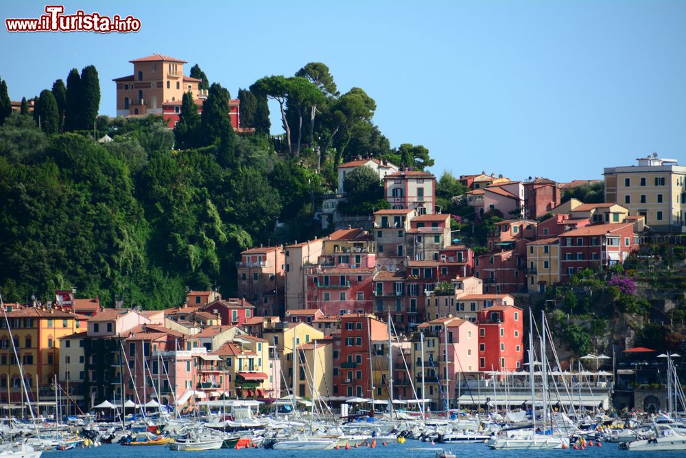 Immagine Lerici è un paese di 10.000 abitanti sulla Riviera di Levante, in Liguria, al confine delle cosidette "Cinque Terre".