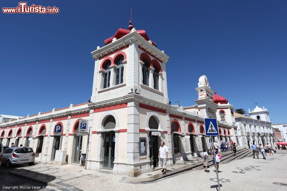 Immagine L'esterno della costruzione che ospita il mercato cittadino di Loulé, Portogallo - © Philip Lange / Shutterstock.com