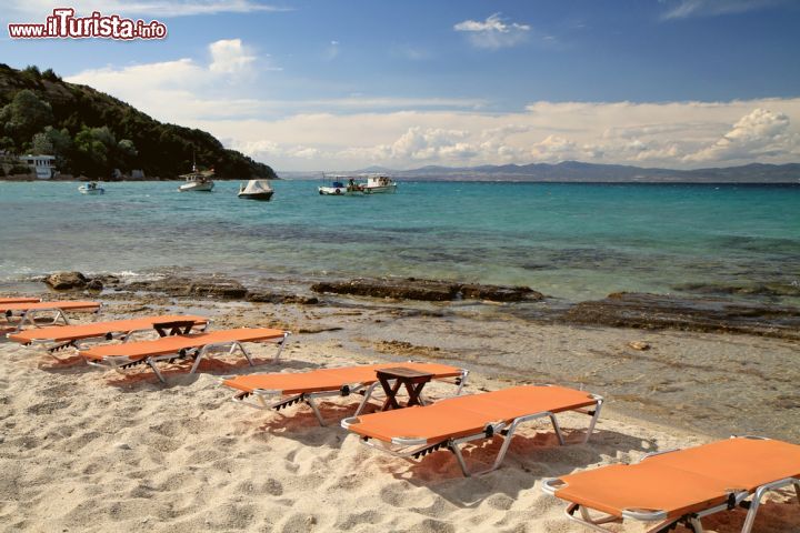 Immagine Lettini sulla spiaggia di Tigaki, isola di Kos (Dodecaneso) - © Gabriel Georgescu / Shutterstock.com