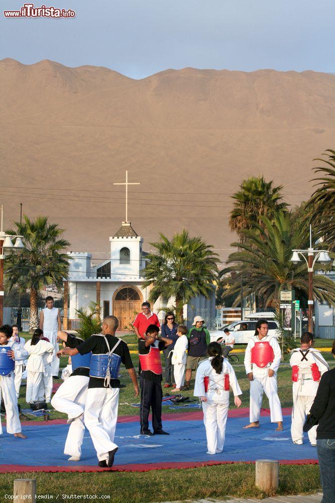 Immagine Lezione di karate all'aperto nella città di Iquique, Cile, Sud America. Siamo nel nord del Cile a circa 320 chilometri dal confine con il Perù: Iquique è il capoluogo dell'omonima provincia e della regione di Tarapacà - © kemdim / Shutterstock.com