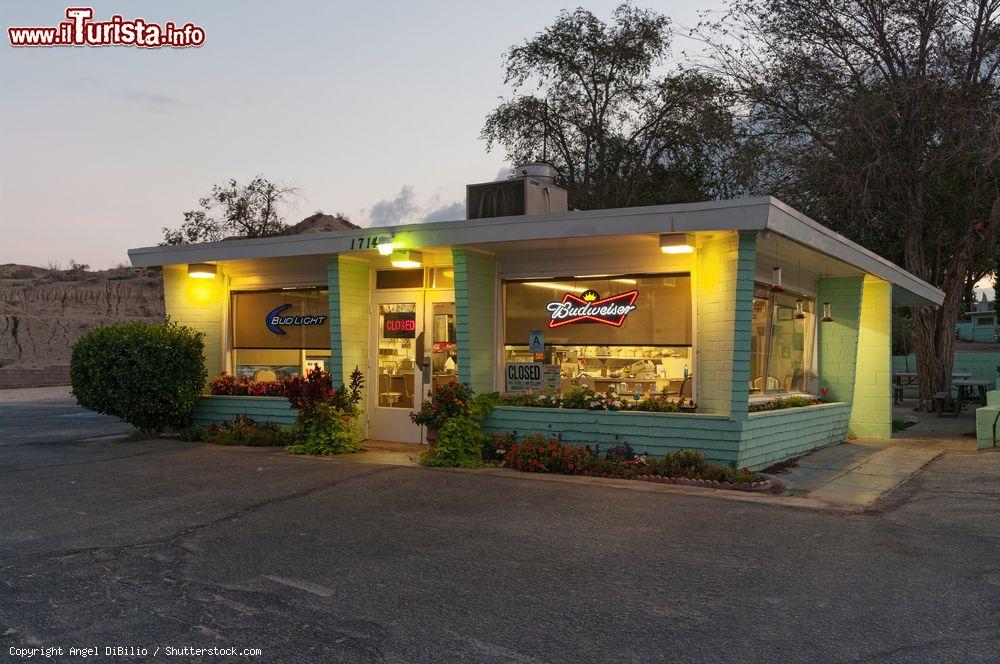 Immagine L'Holland Burger Cafe' si trova sulla Route 66 a Victorville - © Angel DiBilio / Shutterstock.com