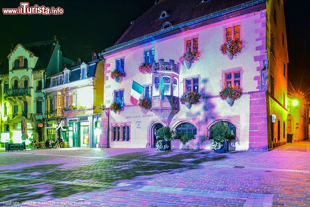 Immagine L'Hotel de Ville di Guebwiller, Francia, illuminato di notte - © Vytautas Kielaitis / Shutterstock.com