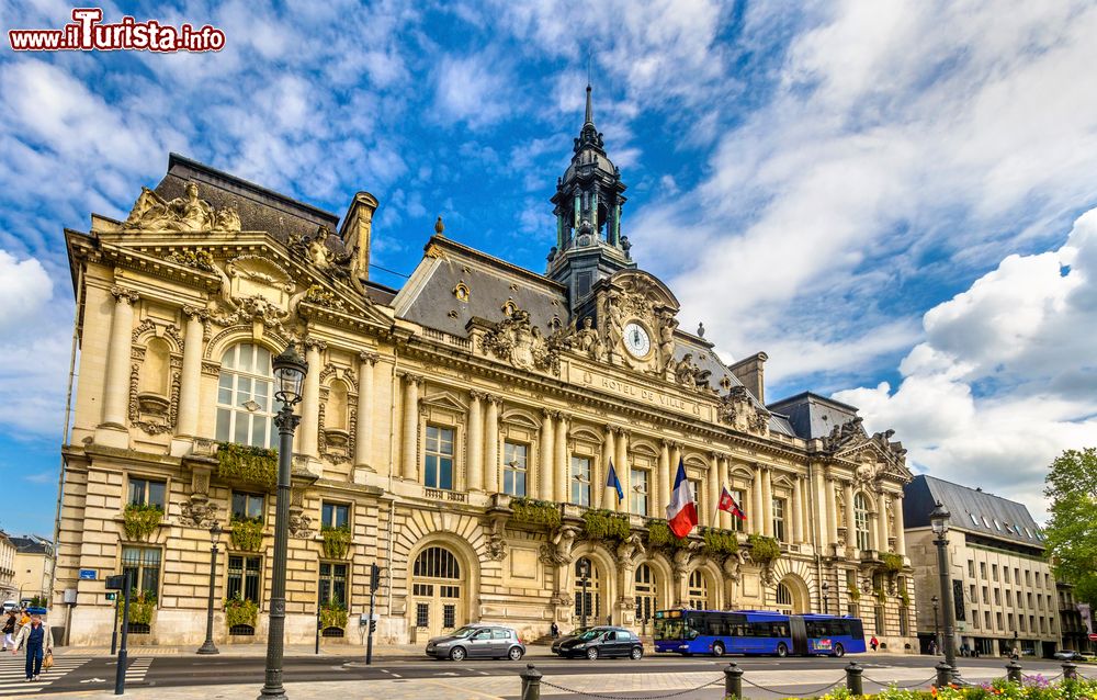 Immagine L'Hotel de Ville di Tours, Francia: la sua costruzione, come quella della stazione ferroviaria, risale al XIX° secolo su progetto dell'architetto Victor Laloux.