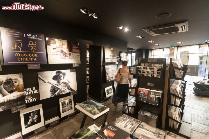 Immagine Libreria ad Aix-en-Provence, Francia - L'interno di una bella libreria della città che possiede tutto lo charme della Francia più profonda del sud: poeti e scrittori sono sempre stati ammaliati da questo magnifico angolo di Provenza © Ivica Drusany / Shutterstock.com