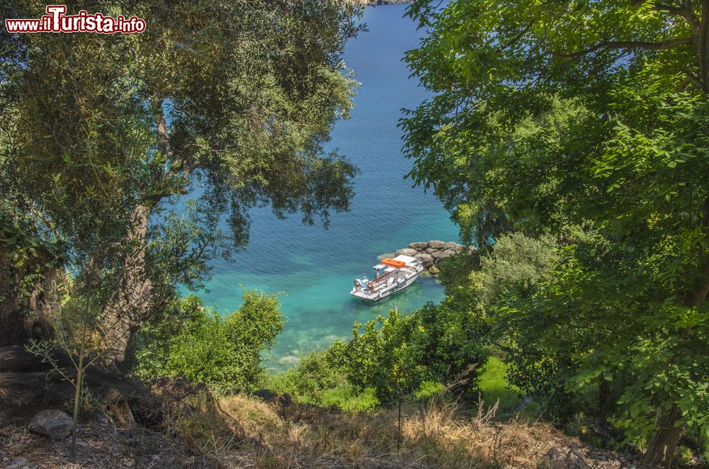 Immagine Lichnos Beach, mar Ionio, nei pressi di Parga, Preveza, Grecia. Uno scorcio sul mare limpido e cristallino che lambisce le coste di questa cittadina turistica.