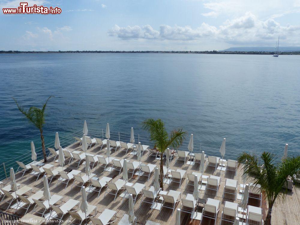 Immagine Lido attrezzato sul mare di Trappeto in Sicilia - © lensfield / Shutterstock.com