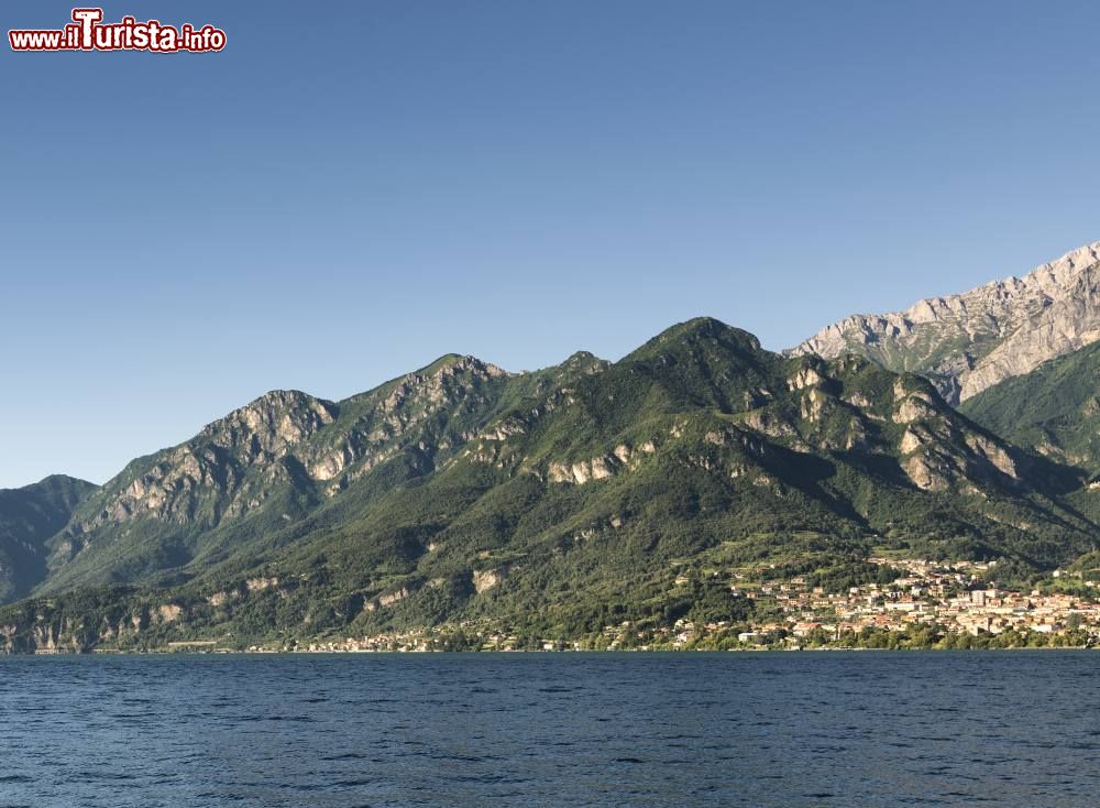 Immagine La costa orientale del Lago di como tra Mandello del Lario e Lierna in Lombardia