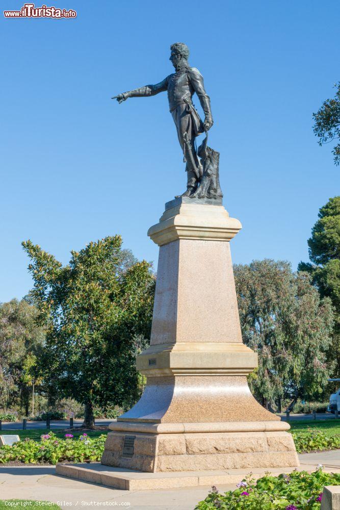 Immagine Light's Vision monument a Montefiore Hill, Adelaide (Australia). Creato nel 1938, raffigura il colonnello William Light mentre indica la skyline della città - © Steven Giles / Shutterstock.com