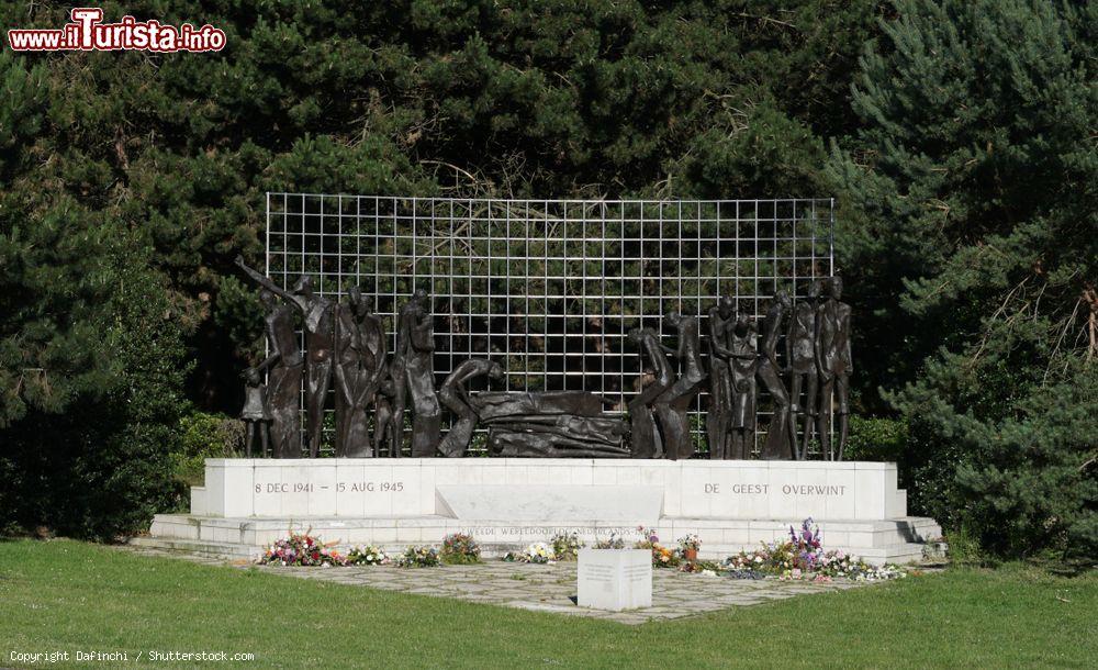 Immagine L'Indisch Monument a L'Aia (Olanda), memoriale alla seconda guerra mondiale. E' dedicato a tutti i cittadini e soldati olandesi uccisi a seguito dell'occupazione giapponese - © Dafinchi / Shutterstock.com