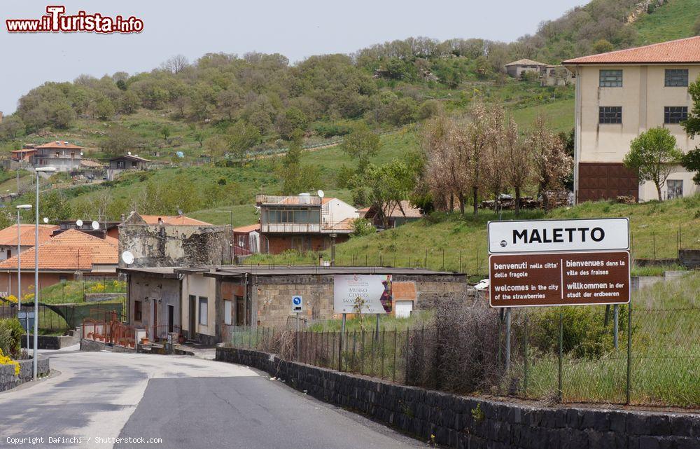 Immagine L'ingreso alla cittadina di Maletto in Sicilia, anche chiamata come città delle Fragole - © Dafinchi / Shutterstock.com