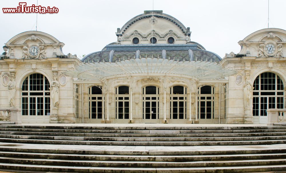 Immagine L'ingresso del teatro di Vichy, Francia. Voluto da Napoleone III°, aprì i battenti nel 1865. Nel 1995, un attento restauro ha riportato l'edificio allo splendore del passato.
