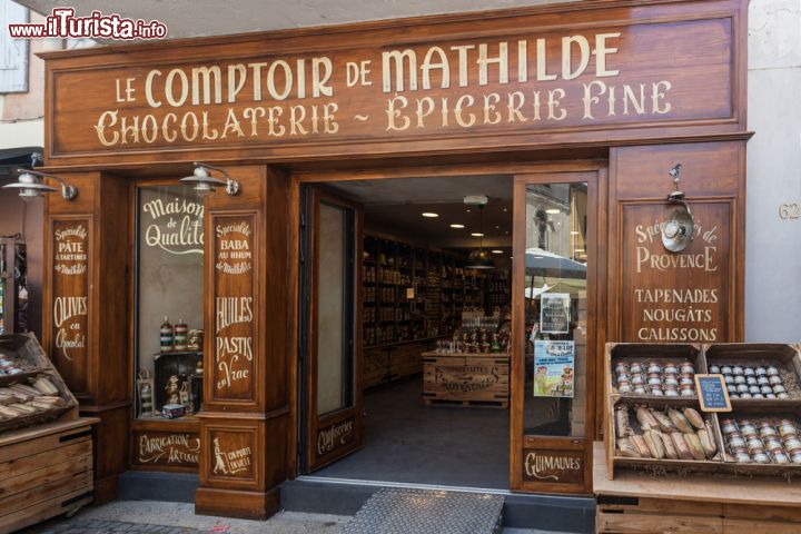 Immagine L'ingresso della cioccolateria Mathilde a L'Isle sur-la-Sorgue, cittadina turistica della Francia meridionale - foto © Ivica Drusany / Shutterstock.com
