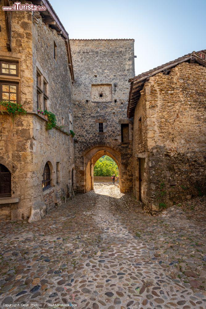 Immagine L'ingresso principale alla città medievale di Perouges, Francia - © DeGe Photos / Shutterstock.com