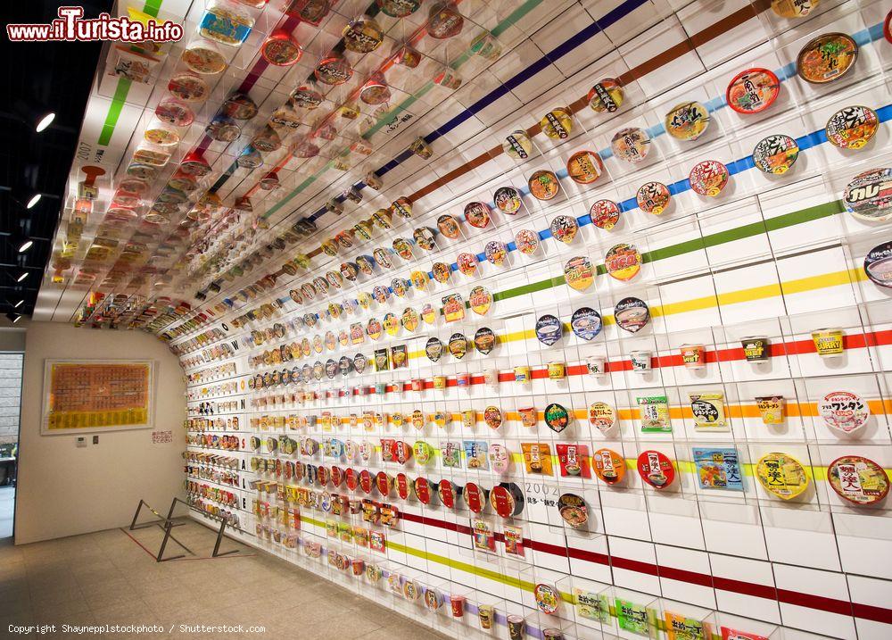 Immagine L'Instant Ramen Museum di Osaka (Giappone) nei pressi di Ikeda Station. Qui i turisti possono partecipare ai workshop per disegnare la propria tazza di noodle - © Shaynepplstockphoto / Shutterstock.com