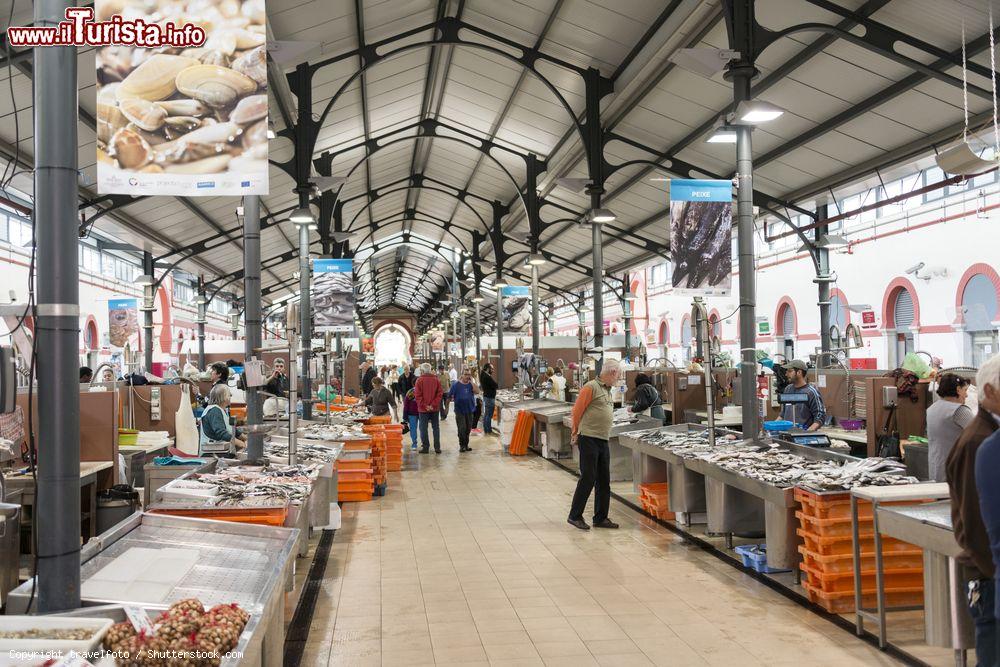 Immagine L'interno del bel mercato municipale di Loulé, Portogallo. E' il più grande mercato al coperto dell'Algarve - © travelfoto / Shutterstock.com