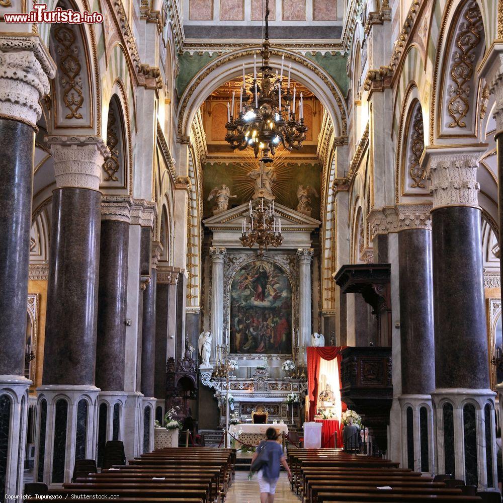 Immagine L'interno della cattedrale di Altamura, Puglia, con fedeli. Venne costruita dall'imperatore Federico II° nel 1232. Questa chiesa è il primo e più antico monumento religioso della città - © Tupungato / Shutterstock.com