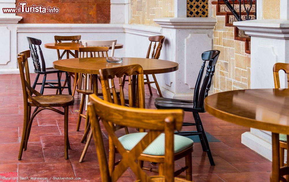 Immagine L'interno di un grazioso locale a Step'anakert, Nagorno Karabakh - © Davit Andreasyan / Shutterstock.com