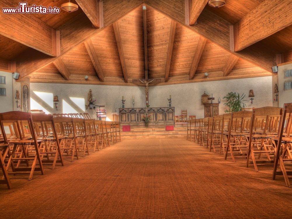Immagine L'interno in legno di una chiesa del villaggio di Ovronnaz, Svizzera.