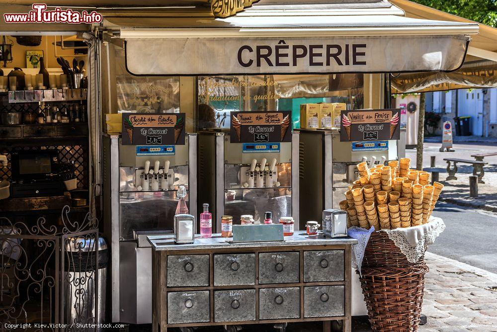 Immagine L'invitante esterno di una creperie - gelateria nel centro di Provins, Francia. Come in tutto il territorio francese, anche qui le crepes (dolci e salate) sono ottime da gustare per uno spuntino o un pranzo completo - © Kiev.Victor / Shutterstock.com