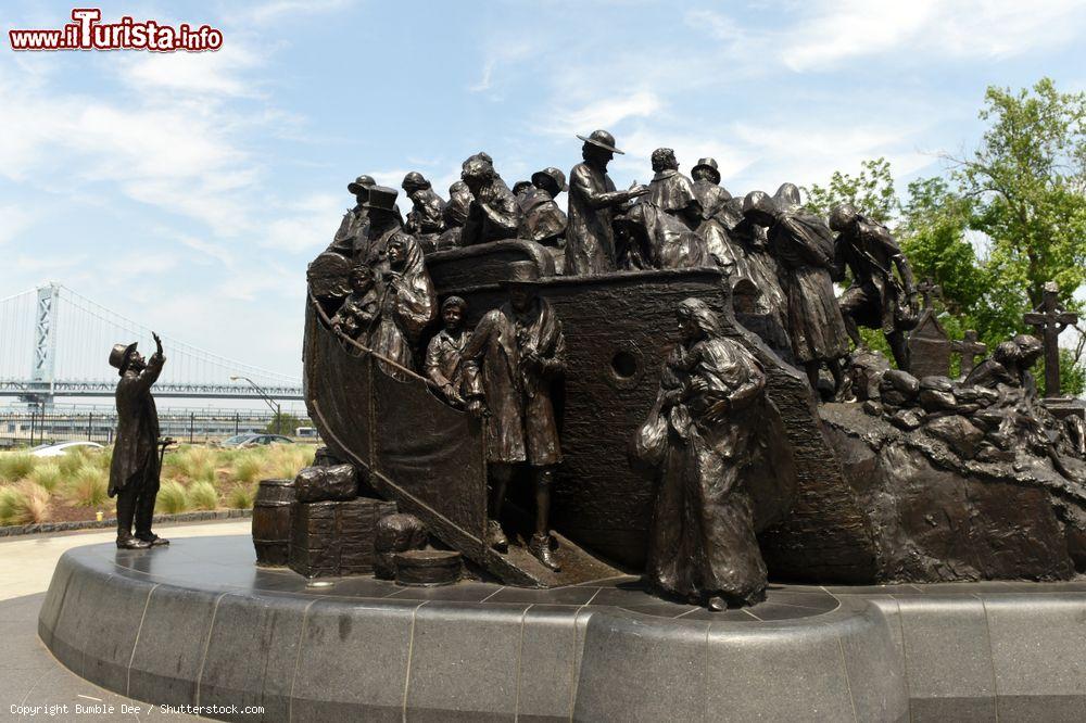 Immagine L'Irish Memorial a Penn's Landing a Philadelphia (Stati Uniti d'America). Questo monumento in bronzo raffigura la fame in Irlanda con la gente che si imbarca per l'America - © Bumble Dee / Shutterstock.com